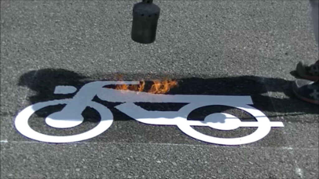 700 貼り付け『自転車マーク 白 』1枚 ｗ1000 - 駐車場の番号・文字・マークなど「貼り付けシート」や「ペンキ用型枠」の販売白線舎