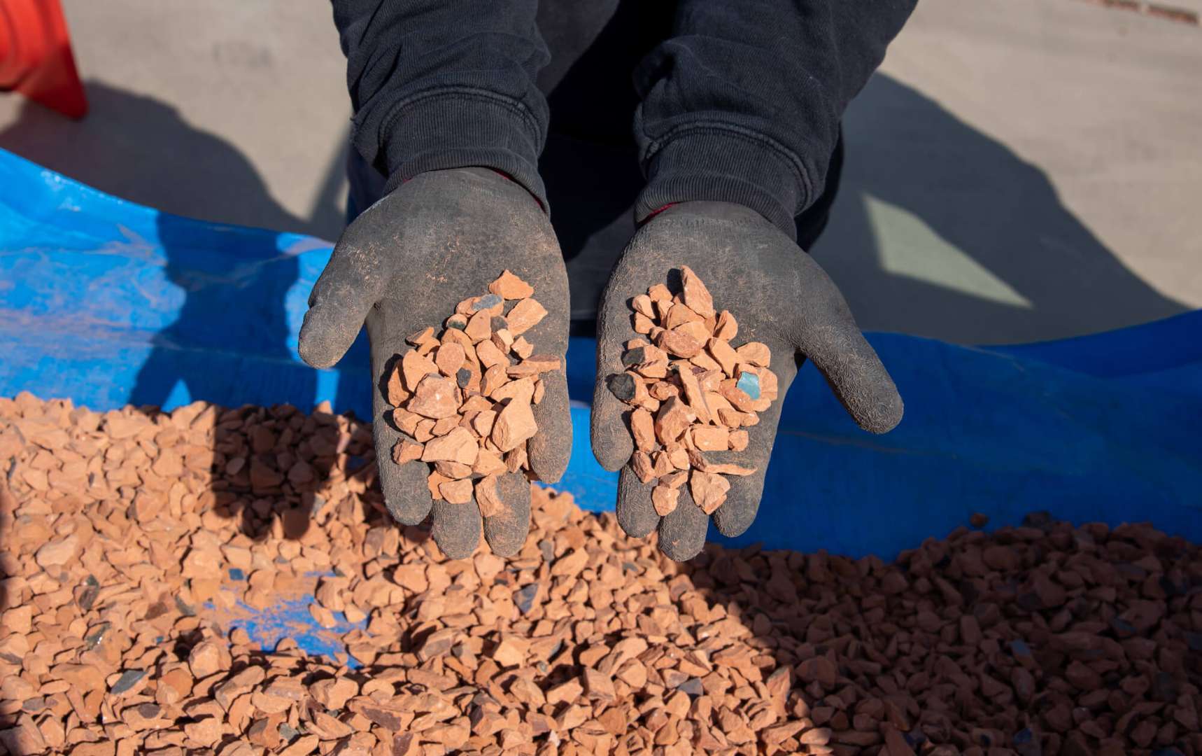 駐輪場の目地玉竜からレンガチップ風に大変身。今後のお手入れが不要でラクダ～ o´∀｀o vまいほーむ記録簿
