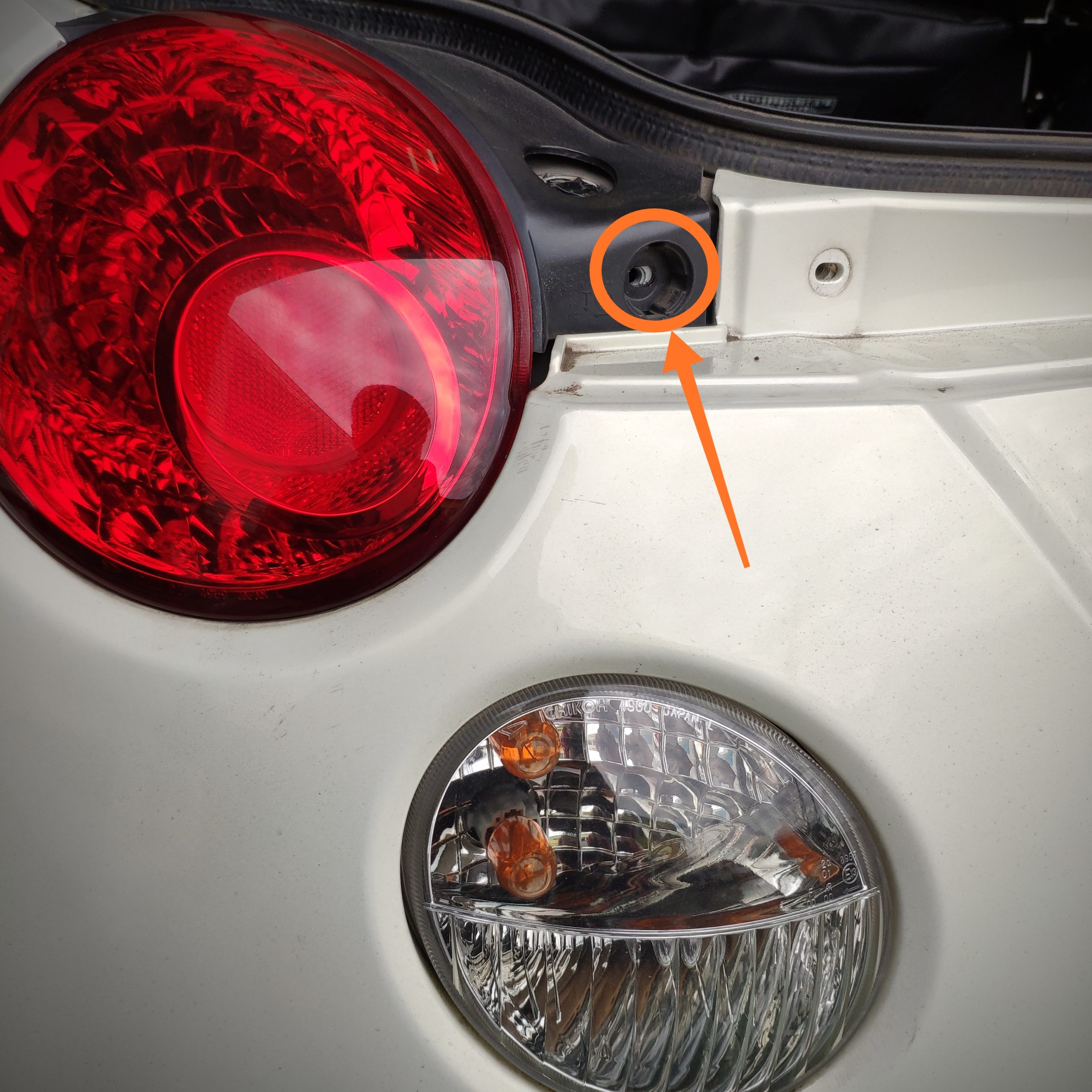 ジムニー JA12,JA22,JB32 の丸型テールライト交換編ジムニー愛がとまらない車DIY初心者のためのジムニッ記