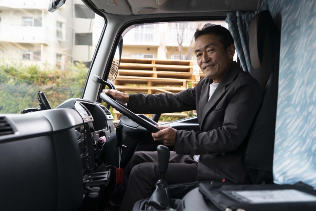 ユニフォームをリニューアルしました！明るく爽やかなイメージになるように物流業界では少ないライトグレーをベースにして、胸ポケットにはホイテクノカラーの青と緑のラインを配置しました♪ 作業で汚れやすいお腹はネイビーにすることで汚れを目立ちにくくしました