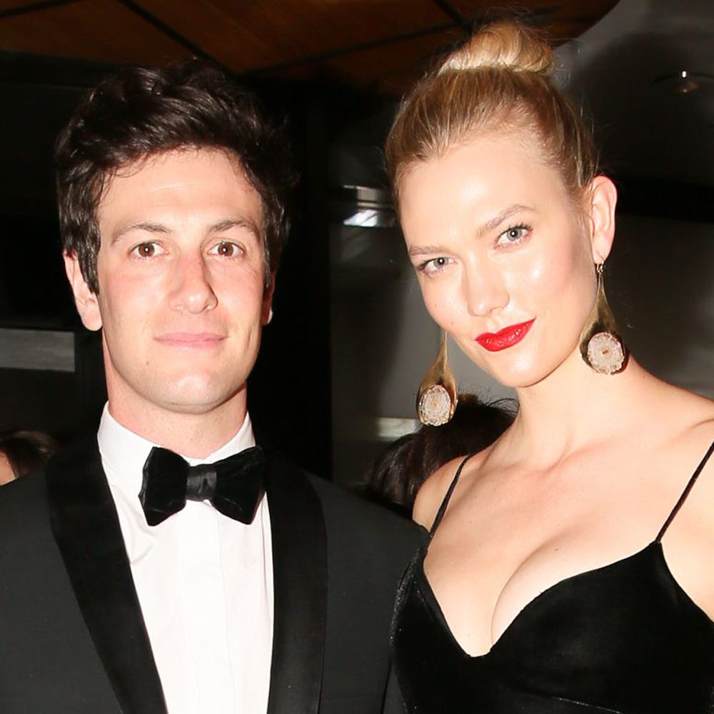 イヴァンカ・トランプ、ジャレッド・クシュナー、ジョシュア・クシュナーとカーリー・クロスは、コスタリカの独占的なブルーミスト・ホテルとビーチクラブの外の砂の上で太陽のキスを受けた家族のポーズをしています。イヴァンカは、友達とのサーフィンセッション中に