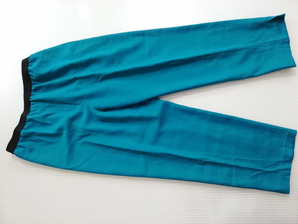 ズボンのウエストゴム交換とそのゴムでウエスト詰め 取り出したらかなりくたびれていてゴム本来の伸縮を発揮できないくらいでした。😇＋アルファで次から手縫いや裁縫が少しできれば、次回またお直し屋にださずともゴムが容易に調整しやすいようにあき口を残すよう調整し