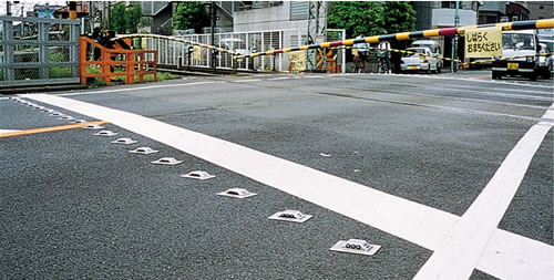 猫の目」が守る夜の道、知られざる道路反射器「キャッツアイ」の正体とは