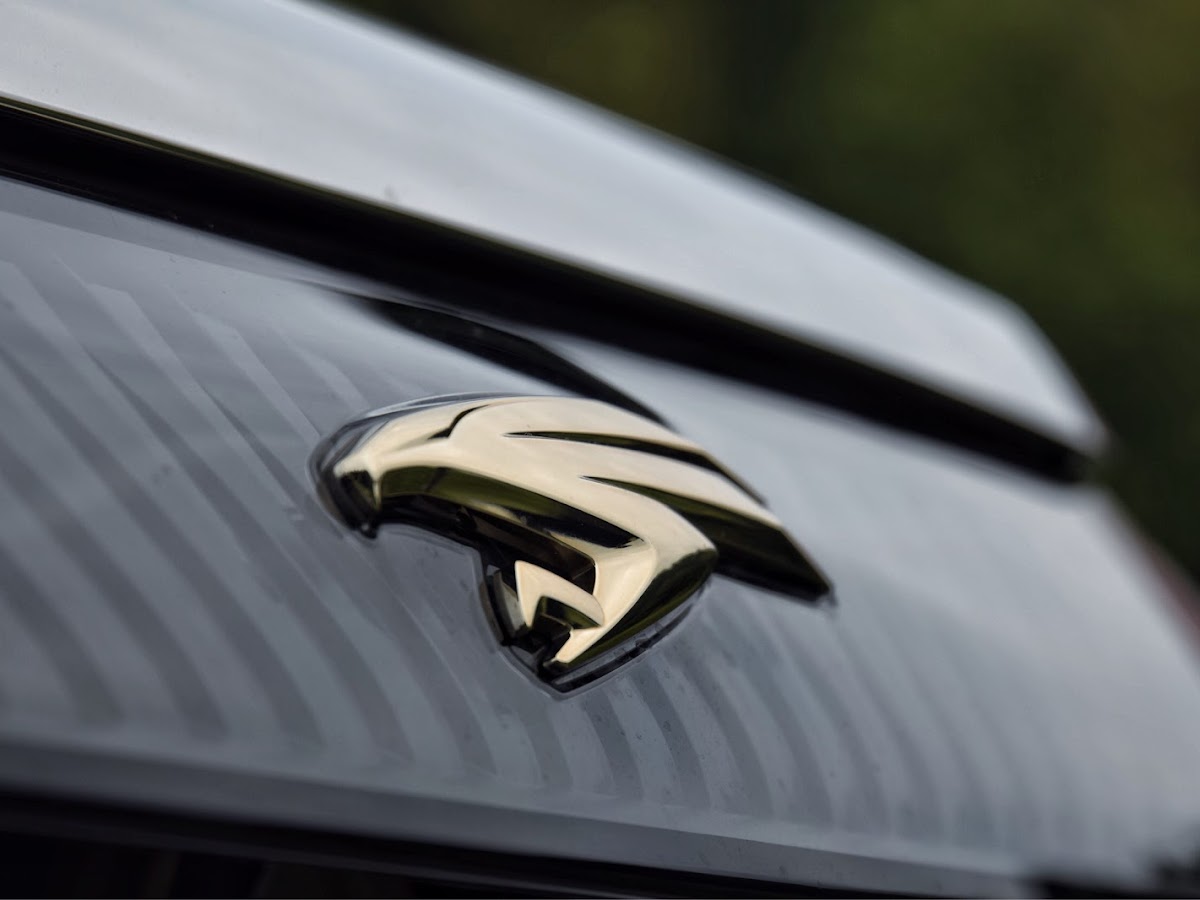 自動車ブランドのエンブレムが続々とリニューアル そこにはどんなワケがある？ - webCG