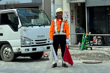 工事現場の交通を誘導する交通誘導員 の Stock フォトAdobe Stock