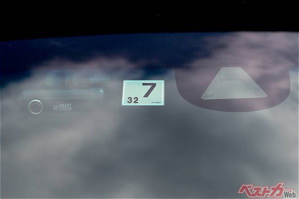 ドライブレコーダーを運転席側に取り付けるってどんなメリットがあるの？でもやっぱり助手席側でしょ！？ドラ・ビュー！ Driview!