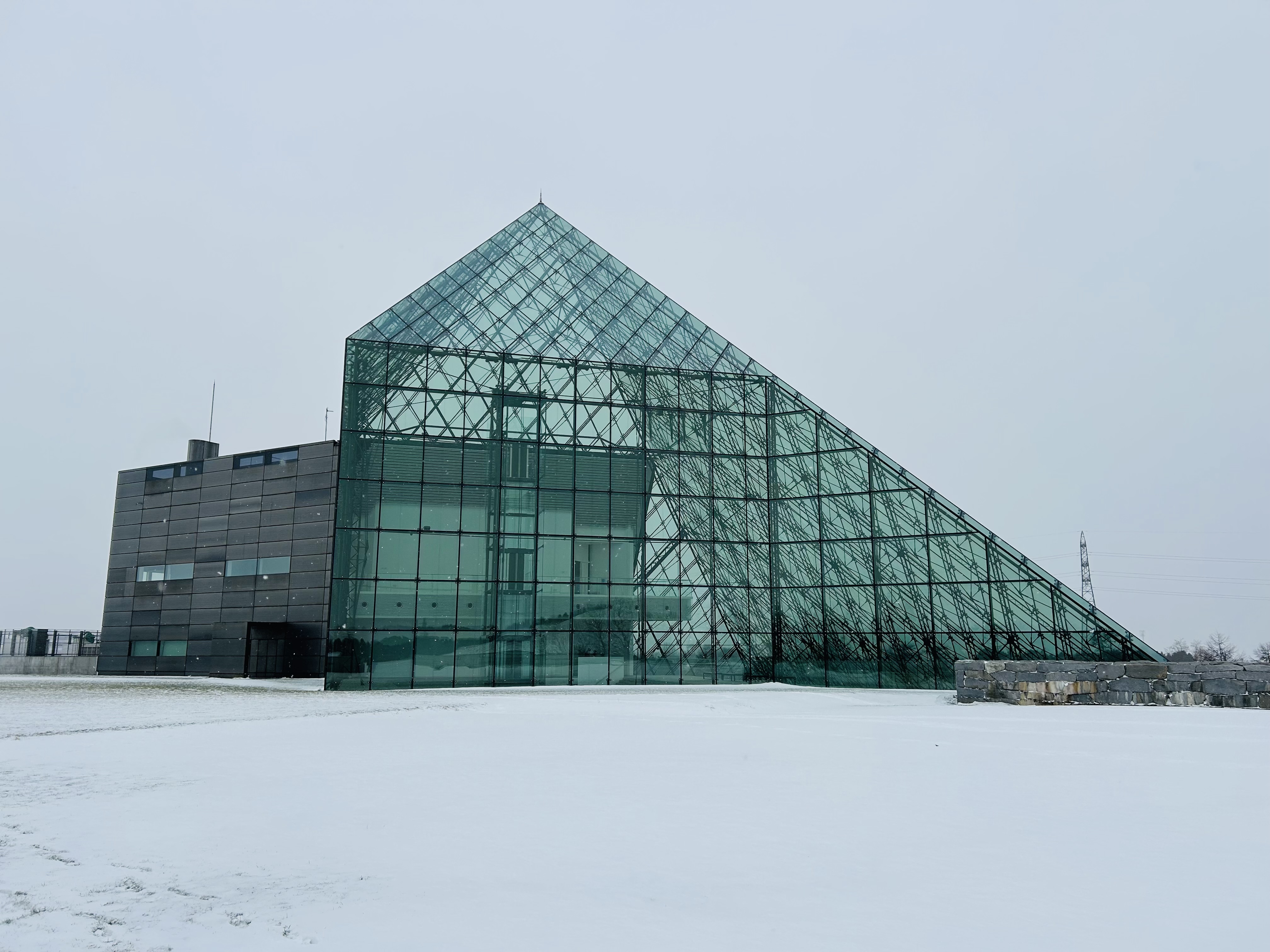 札幌市東区 モエレ沼公園 ガラスのピラミッド : リサイクルパソコンビーグル 代表ブログ