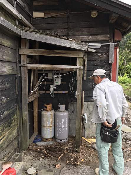 店舗のプロパンガスの目隠しが傷んできていたのを樹脂製のやまと塀ですっきりきれいにリフォームさせていただきました。表の植栽も施工させていただいています。 この度はありがとうございました。 詳しくはホームページのスタッフブログもご覧ください！ ホームページへ