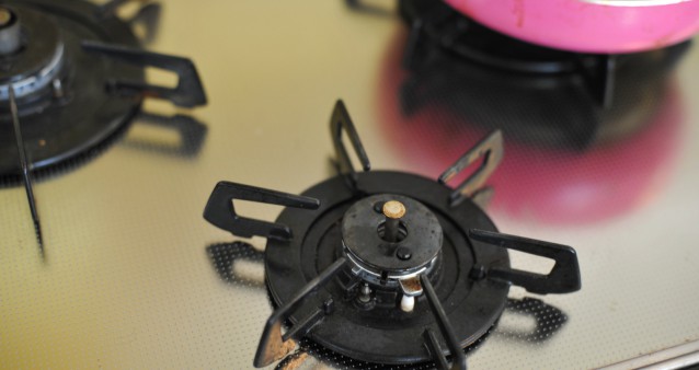 頻繁に使うガスコンロの頑固な焦げ 手軽な重曹を使って汚れを徹底除去！！暮らしのコンサルタント100満ボルト