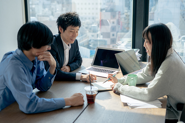 職場に好きな人がいる方必見！職場で好きな女性にみせる男性の行動10選