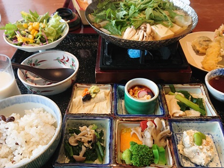 開店 二荒町に日本料理店『四季彩 六花』がオープンするらしい。下戸祭からの移転。移転前跡地には『而今』なる日本料理店がオープンするらしい。 :うつのみや通信 - 栃木県宇都宮市の地域情報サイト