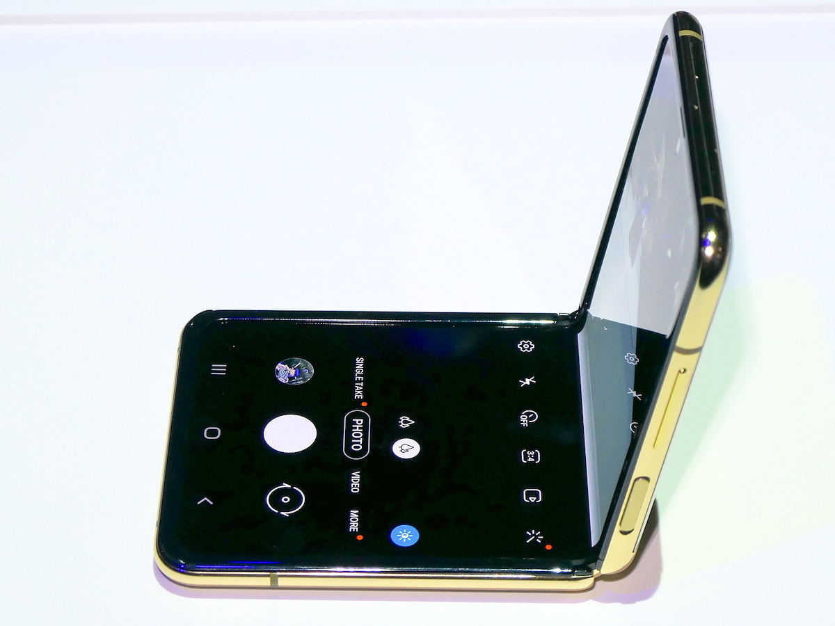 サムスン、ガラケー風の折りたたみ式2画面スマホ発表！約15万円、中国で発売へ 2 枚目の写真・画像RBB SPEED TEST