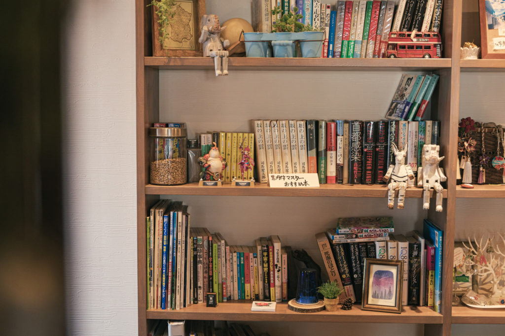 廃材 簡単！！段ボールと牛乳パックで本棚を作ろう