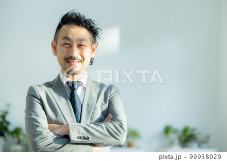 オフィスの中でビジネスマンの太った髭の中年男性がひらめいたポーズをするのイラスト素材161635831- イメージマート