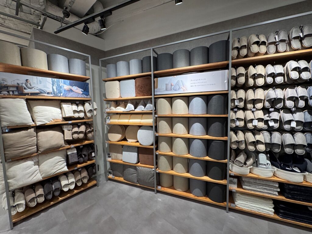 スタンダードプロダクツ バイ ダイソー』 噂の生活雑貨ブランド2号店が新宿に! 場所は新宿アルタ!2025.2閉店関東のお出かけ情報ならオソトイコ