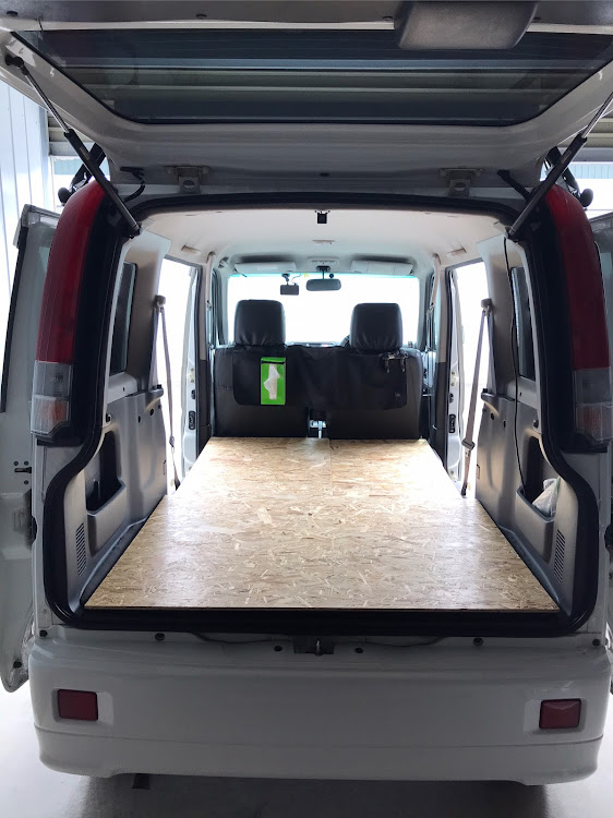 Amazon.co.jp:日本製 愛車のバモス HM1 2系で眠れる！フルフラットの段差を解消「くるマット」で車中泊を快適に！ 100w×2個：ブラックキャンピングマット オートキャンプ マットレス ベッド 車中泊グッズ スペースクッション エアーマット エアベッド 内装 カスタム