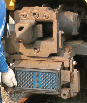 連結器の仕組みと種類は？ ヨーロッパで主流のネジ式と自動化へ一斉交換の日本 - 鉄道模型モールBlog