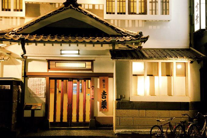 20年以上、週4回 本場所中毎日 、歌わせていただいた割烹吉葉さんが、ついに昨日、閉店となりました。ここで沢山の方と出会い、お仕事も頂きました。感謝しかありません。時には、私のYouTubeを見て会いに来てくださった方も沢山いらっしゃり、嬉しかったです。きっと相撲甚句を歌い続けていたら、また、どこかでお会いできると思いますので、その時はお声かけてくださいね😊,