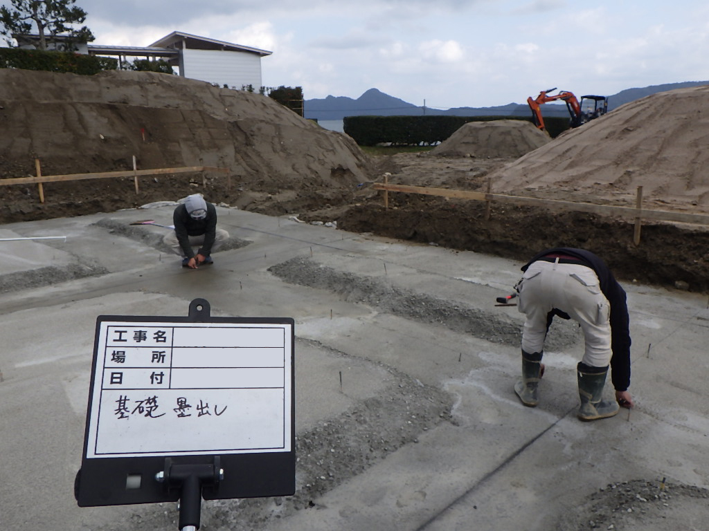 雨の降る前に 早朝、基礎天端土台据え付け用墨出し作業静岡発！笑顔が浮かぶ家づくりブログ