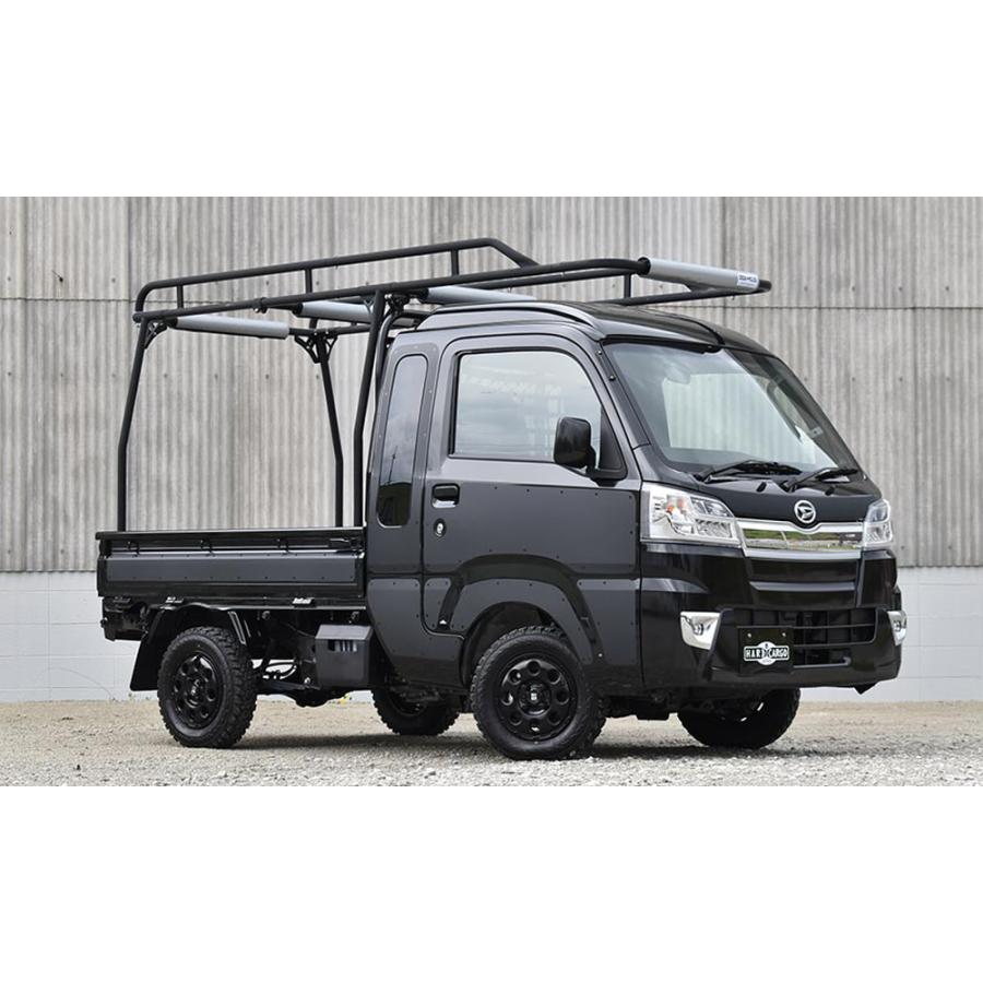 ルーフキャリアはハードカーゴのルーフキャリアをつけています。 どのルーフキャリアをつけるかいろいろ悩みましたが、結論としては大正解でした！😆ハードカーゴのルーフキャリアは長尺物の積載を前提としていてそのままではアウトドアグッズを載せるのは難があり、別売