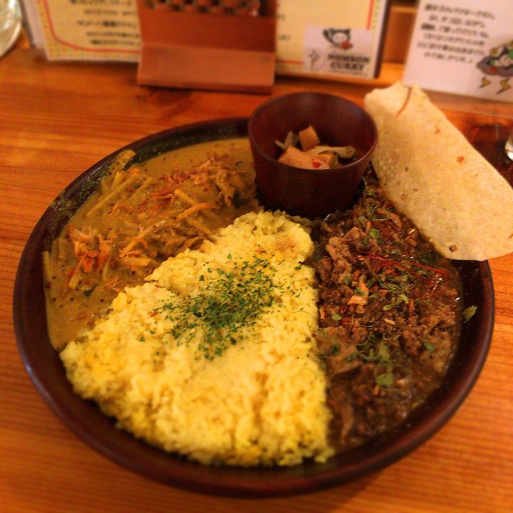 大阪・湊町 「ＲＩＶＥＲ ＣＡＦＥ」のおぼんランチ「どたぐつ」をはいて