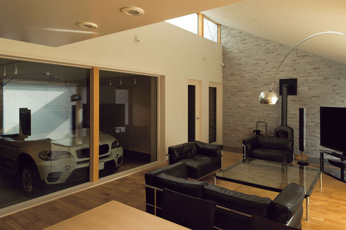 車好きの夫婦が細部までこだわった 無垢材が心地いいガレージハウス - 森のめぐみ工房 - IECOCORO