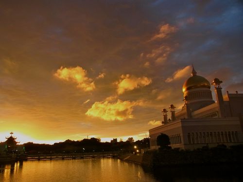 お金持ちの王様がいる「ブルネイ」ってどんな国？ 金色のモスクと7つ星ホテル、水上集落の多面的な国の魅力とは HugKum世界紀行HugKum はぐくむ