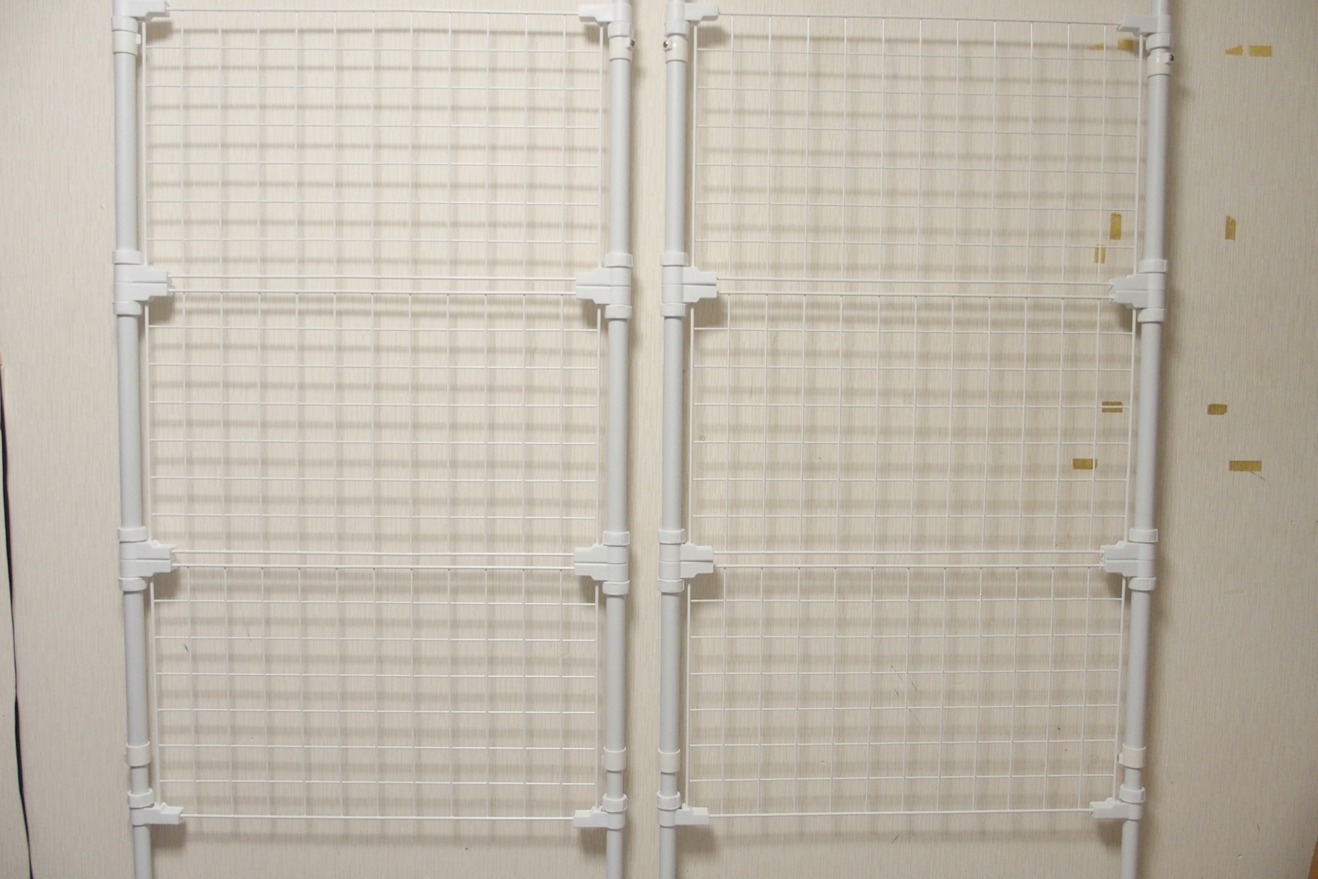 秘密基地 デスク横の棚の上部デッドスペースがワイヤーネットで簡単なガンラックに変身！！ - つぶあんゲーミング