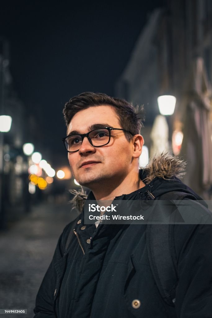 ギターと金槌を持つ外国人の男性 ドナウデルタ ルーマニアの写真素材FYI03206652ストックフォトの QleanMarket キュリンマーケット