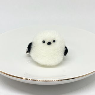 菊花紋章と言えば、誰もが手にするパスポートの表紙にも描かれている天皇家のシンボル。菊の御紋、菊家紋とも呼ばれ、日本人にはとても馴染みの深い紋章だ。菊の花弁を図案化したもので菊のデザインは、その花弁の枚数と重なりが、最も重要な要素となる。https:www