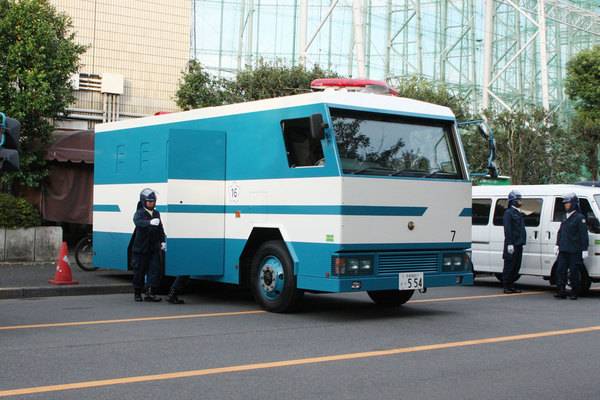 サイレン全開!! 警視庁機動隊 ド迫力で道路完全封鎖!! MPD riot police Road blockade in Tokyo
