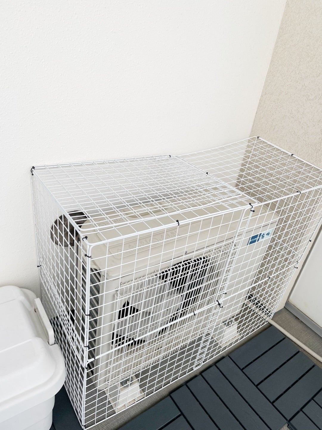 沖縄はタワーマンションでは台風が激しいので、エアコンの室外機はタイガーベースというコンクリートの台と床にマルカンとワイヤーで固定が義務付けられていました。珍しくこちらはとてもいいお天気が続いていますが、台風通過する地方の方々はどうぞ被害が大きくなり