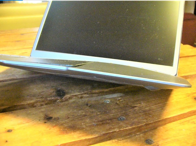 PCバッテリー膨張の原因と対処方法 膨張の写真事例