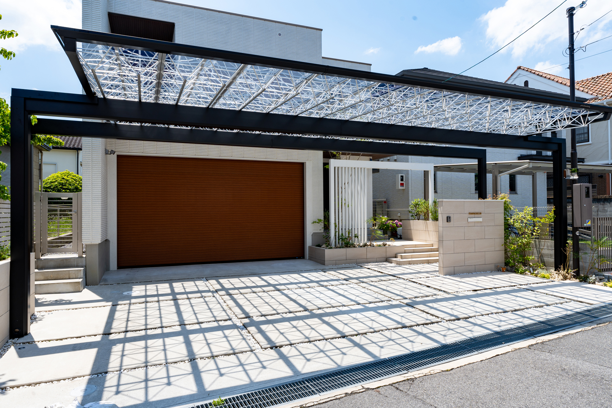エクステリア施工事例 NO.1746893「ガレージにもマッチするエクステリア」千葉県のエクアライブ推奨店 株式会社鵬プランニングエクステリア施工例集 ： EXALIVE エクアライブ