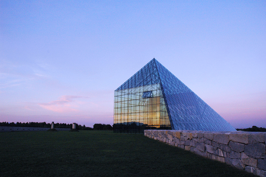 ガラスのピラミッド イサム・ノグチ札幌散策