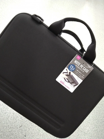 多機能！ @evoon.japan Evoonのノートパソコンケース！ 多機能でどんなシーンにも馴染む シンプルなデザインのパソコンケースだよ！シンプルなデザインなのに9つも機能があるケース 左下にロゴが入っていて厚みのある生地！ ファスナーは開け閉めしやすく持ちやすい形状