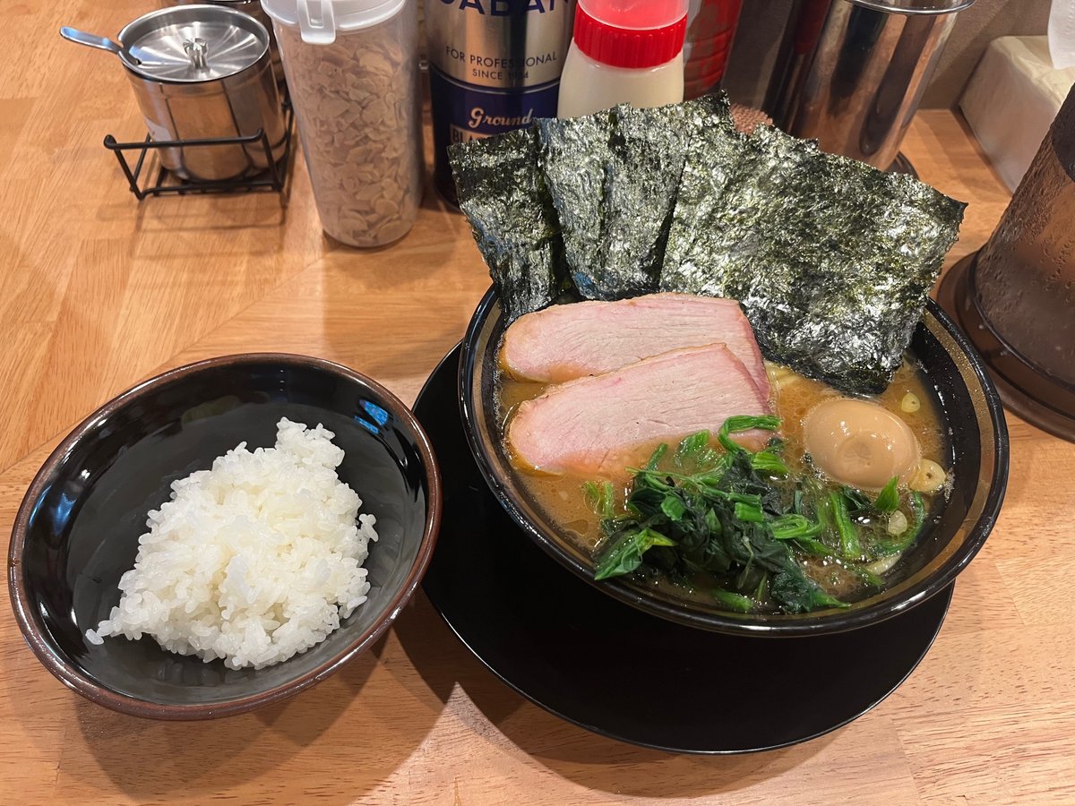 とらきち家 光看板が赤くないですよね？ てことは吉村家直系ではないですよね？ 吉村家を破門になった王道家清水社長の系列ですよね？ほんまにぜんぶうまい なんやったら麺がめちゃくちゃうまい 自家製麺やろうとして王道家の 清水社長が吉村家を破門になったことは