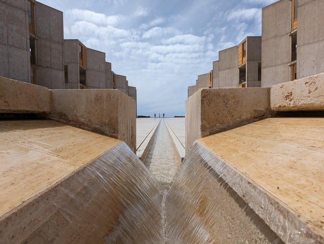 05 75 ソーク研究所の水路 - 建築小考 日々の考察