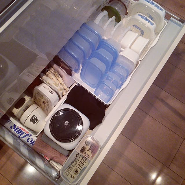 かさばるタッパーは100均カゴでスッキリ収納！ 出し入れもスマート♪：Cheers! mamaチアーズ ママチアママ