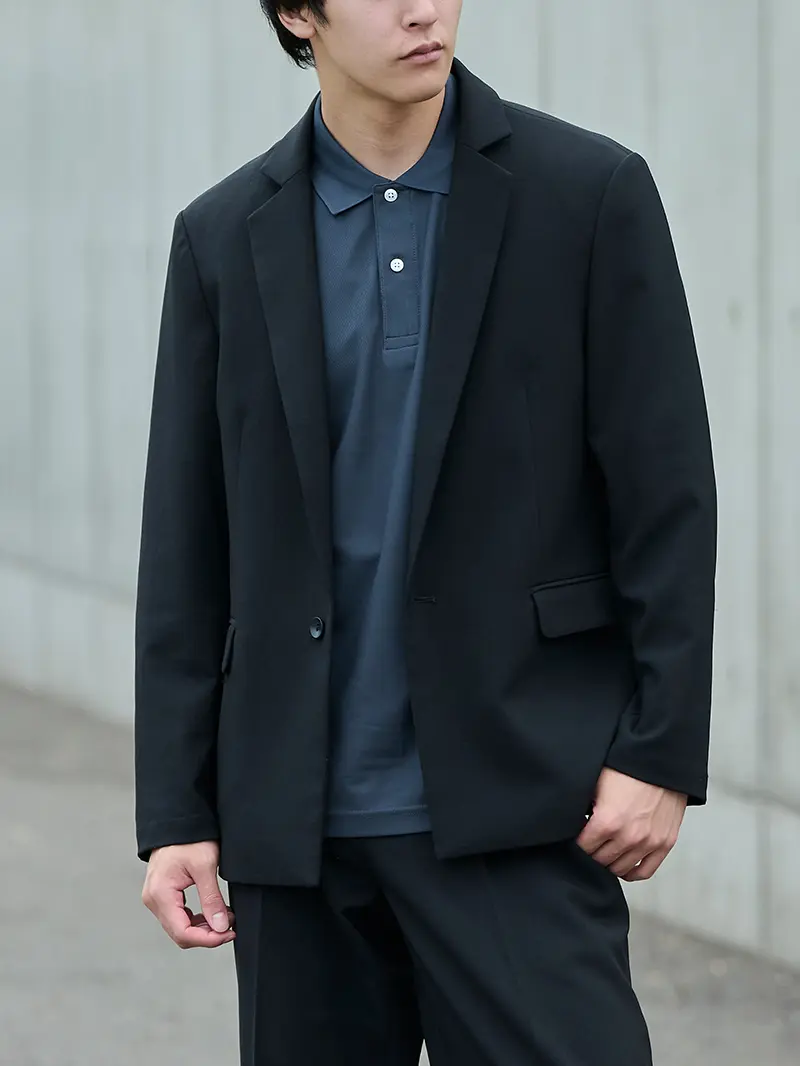 遊びにも使えるビジネススタイル ジャケットからのぞく袖口の“額縁効果”がキモとなる、「長袖ポロシャツ」