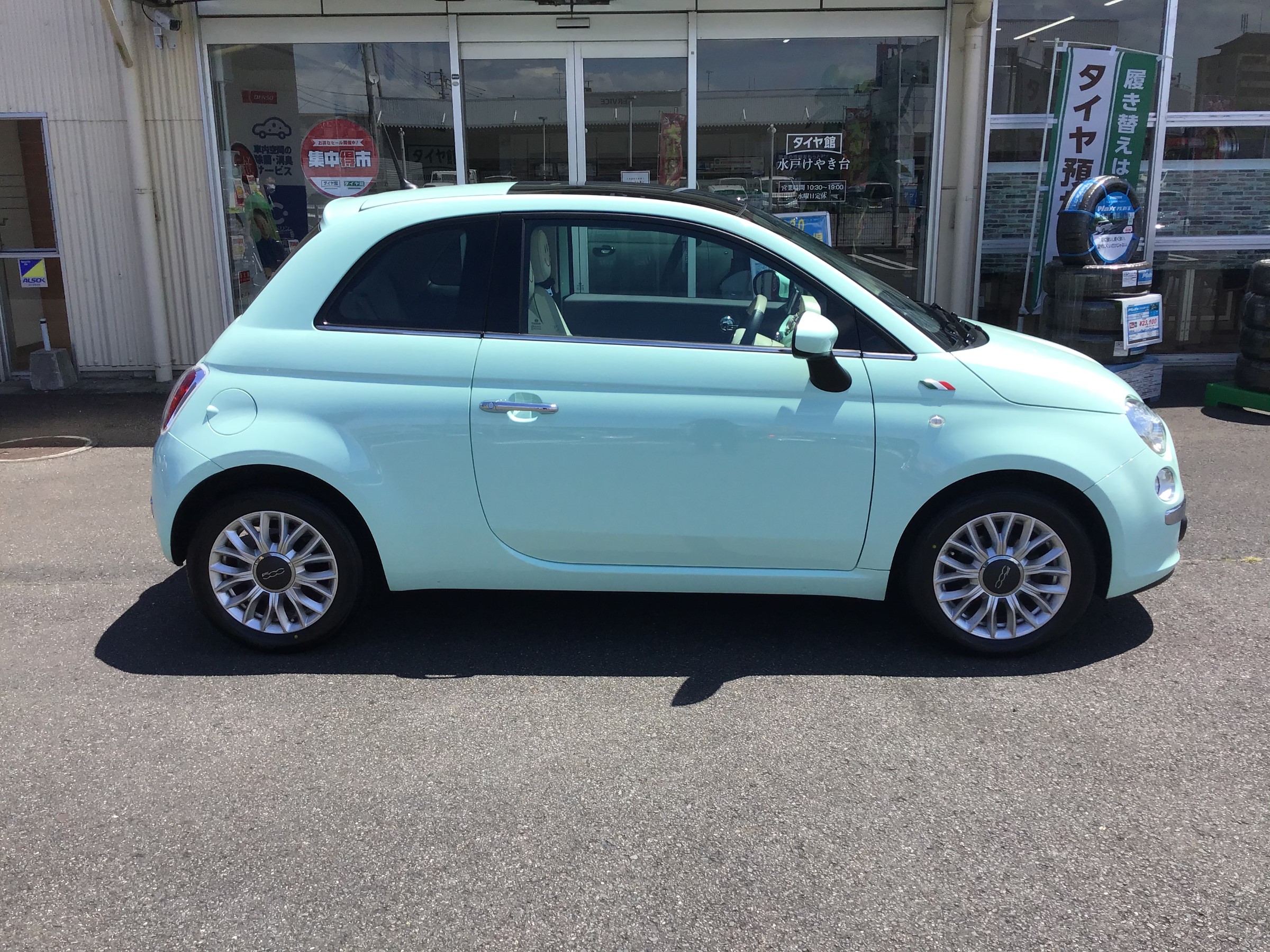 All paintThe painter seriously painted the striker in Tiffany Blue!Tiffany Blue - YouTube