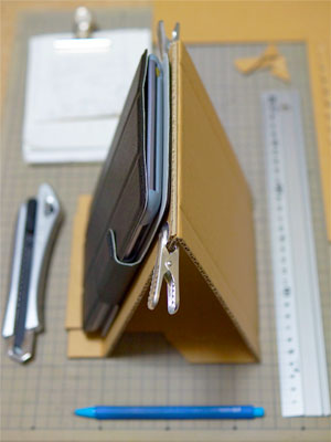 おすすめタブレットスタンド＋100均！超簡単工作で。車内、膝の上で安定、助手席・後部座席でも快適♫ヒンジ付き自作は挫折。 iPad Pro ホルダーキーボード ケース- 北海道キャンピングカーLife