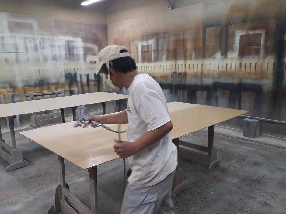 神戸の塗装職人を取材！ 兵庫家具塗装は創業70年超の塗装工房