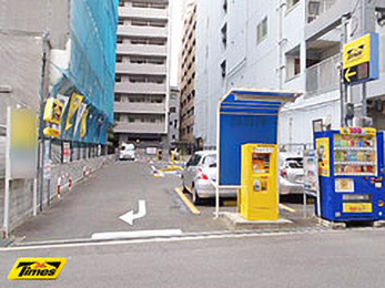 大阪市谷町駐車場タイムズ駐車場: 公共施設 デザイン