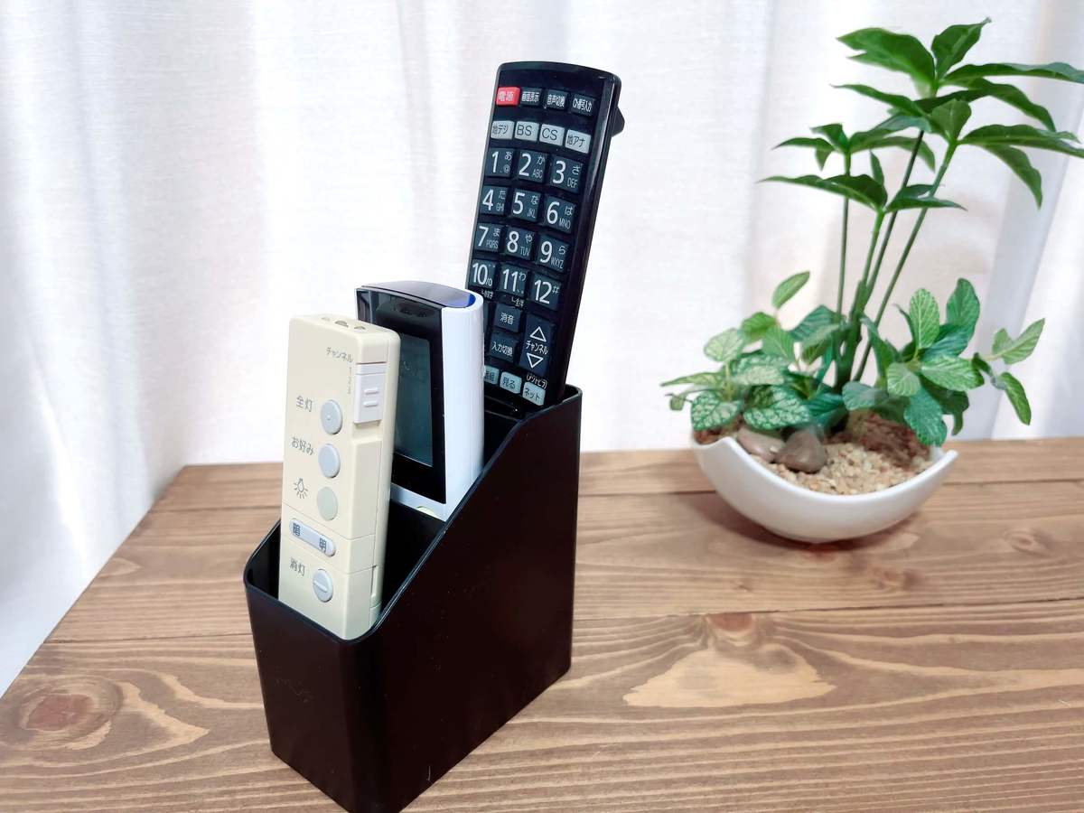 100均で購入した「リモコンスタンド」商品一覧。写真付きでご紹介