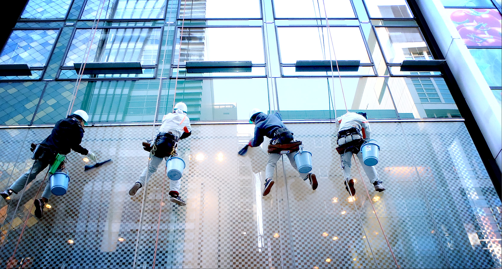 高層ビル窓ガラス清掃ビルやマンション、商業施設など高所作業 有限会社エムケイビル技研