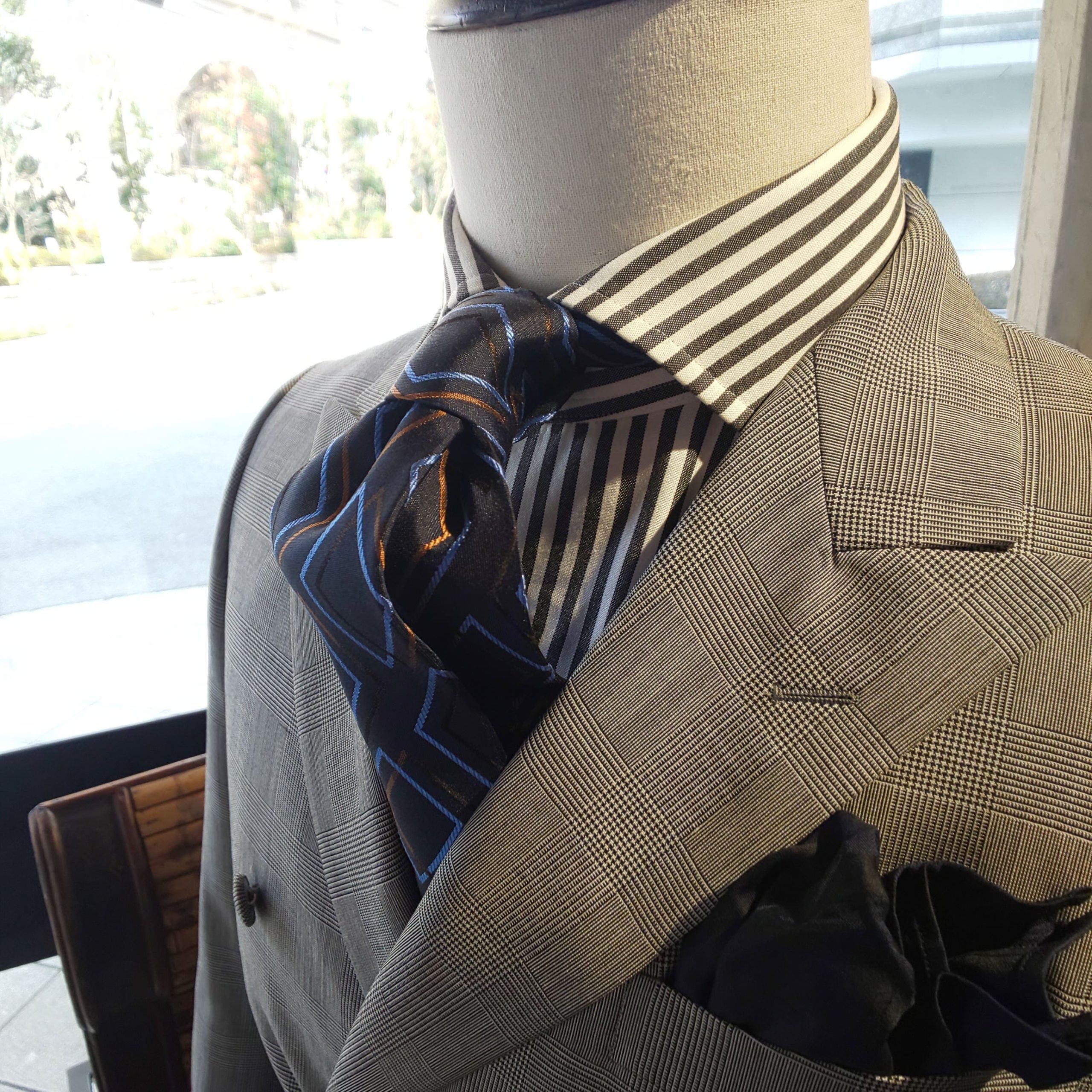 Double-breasted suit フランネルのダブルブレストスーツを着ても汗ばむことの無い時期がやっときました秋は色々な素材感の生地を楽しめるのが良いところflannelbluegreyfoxbrotherssuitsuitstylesuitandtietiedupnecktieneckwearmensoutfit