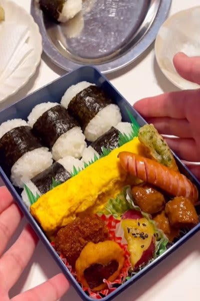 ハイヤーの中身はぎゅうぎゅう詰め。 2022年デンマークでの世界選手権での、空港からホテルまでの移動中。むぎゅう