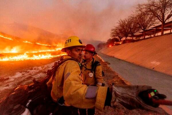 LA山火事 消防予算削減などの「人的ミス」批判 トランプ氏も口撃毎日新聞
