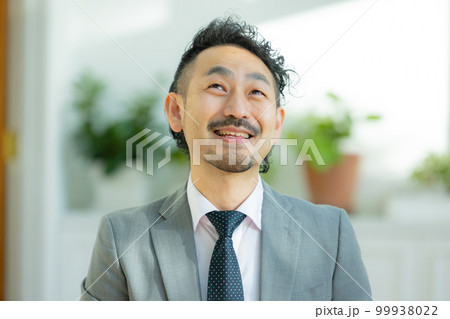 髭を剃る日本人サラリーマン 00285010110 の写真・イラスト素材アマナイメージズ